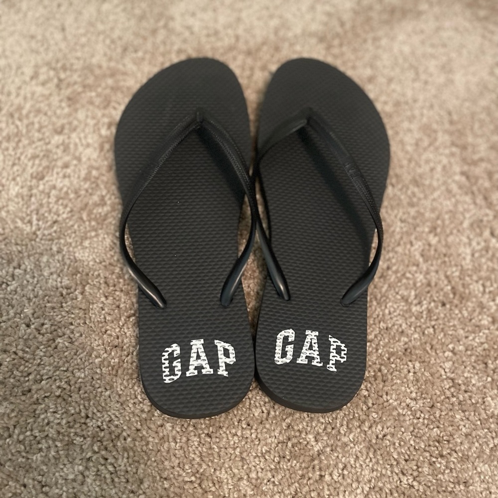 womens GAP flip flops